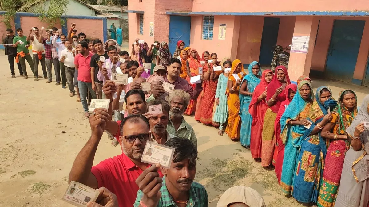 Bihar: सारण से रोहिणी आचार्य ने किया नामांकन, लालू भी रहे मौजूद