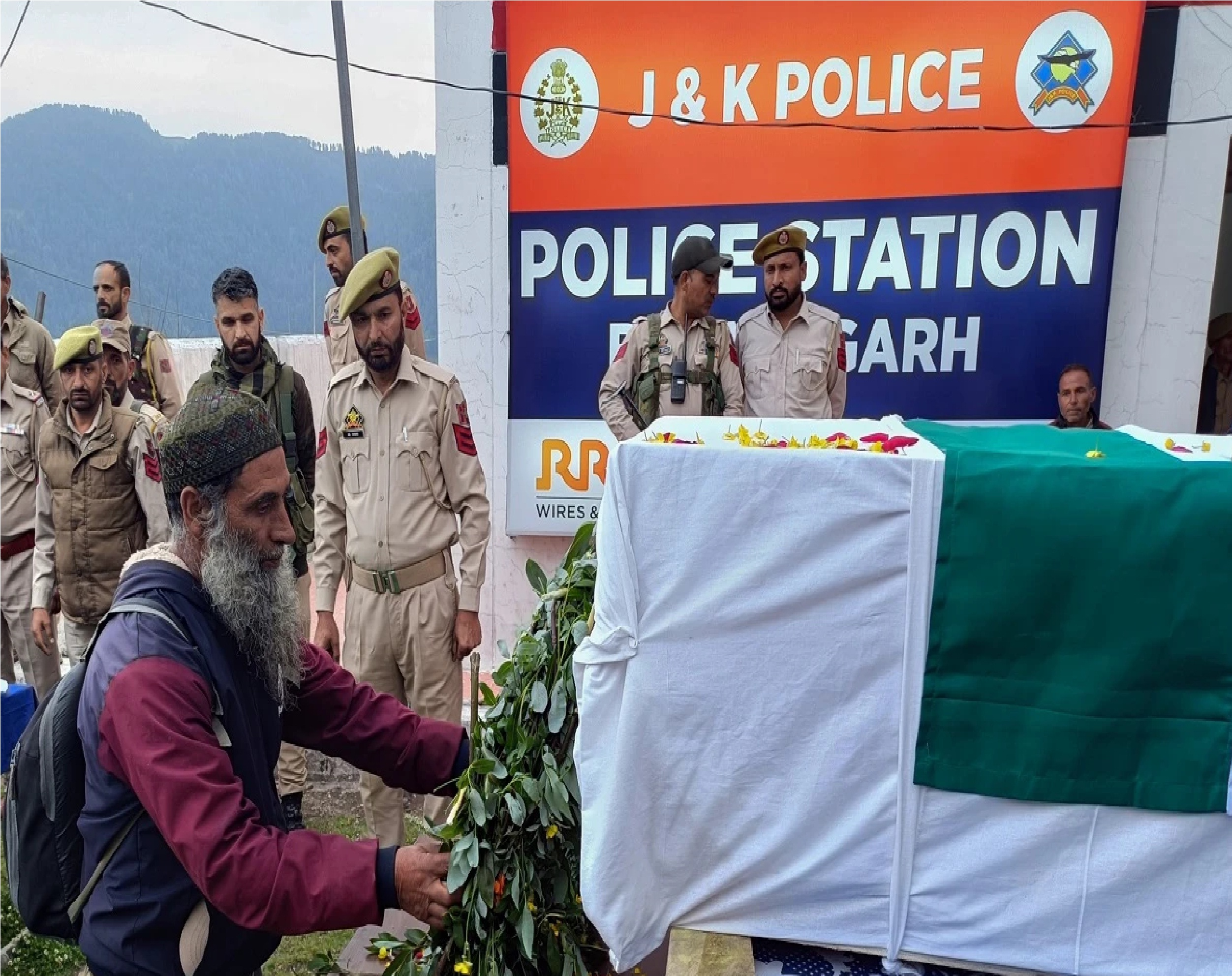 Jammu-Kashmir: आतंकियों के हमले में जान गंवाने वाले ग्राम रक्षा गार्ड को सुपुर्द-ए-खाक किया गया