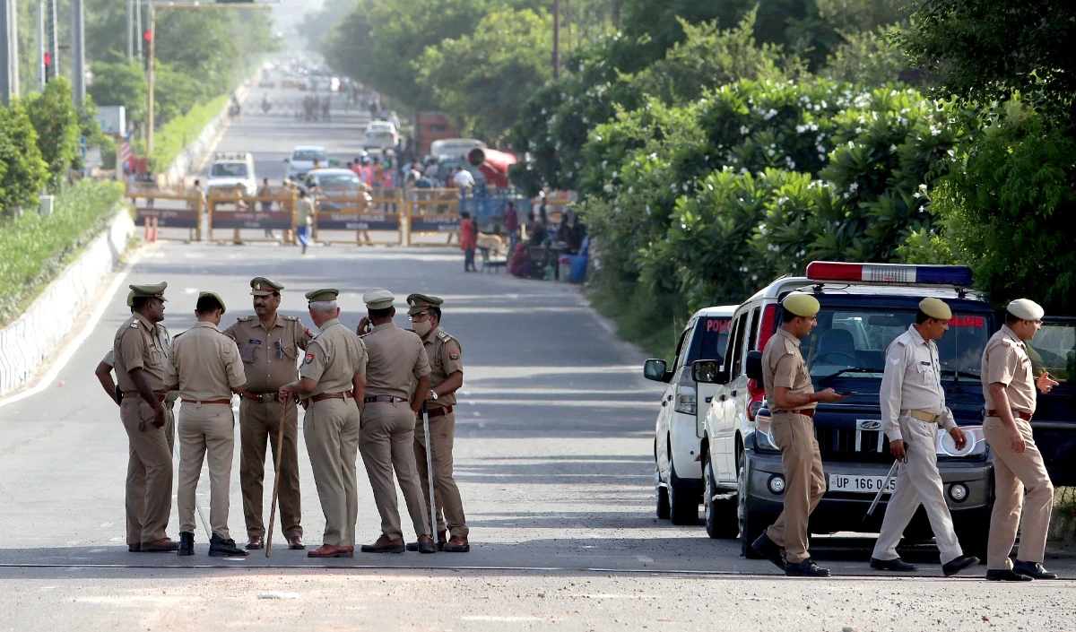 उप्र: मुख्यमंत्री आवास के पास दंपति द्वारा आत्मदाह करने की कोशिश को पुलिस ने नाकाम किया