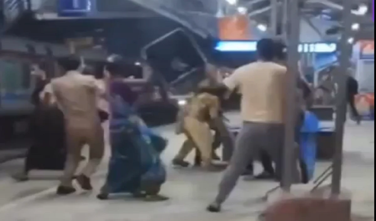 वसूली रोकने पर देवरिया स्टेशन पर किन्नरों का आतंक, RPF इंस्पेक्टर को दौड़ा-दौड़ाकर पीटा