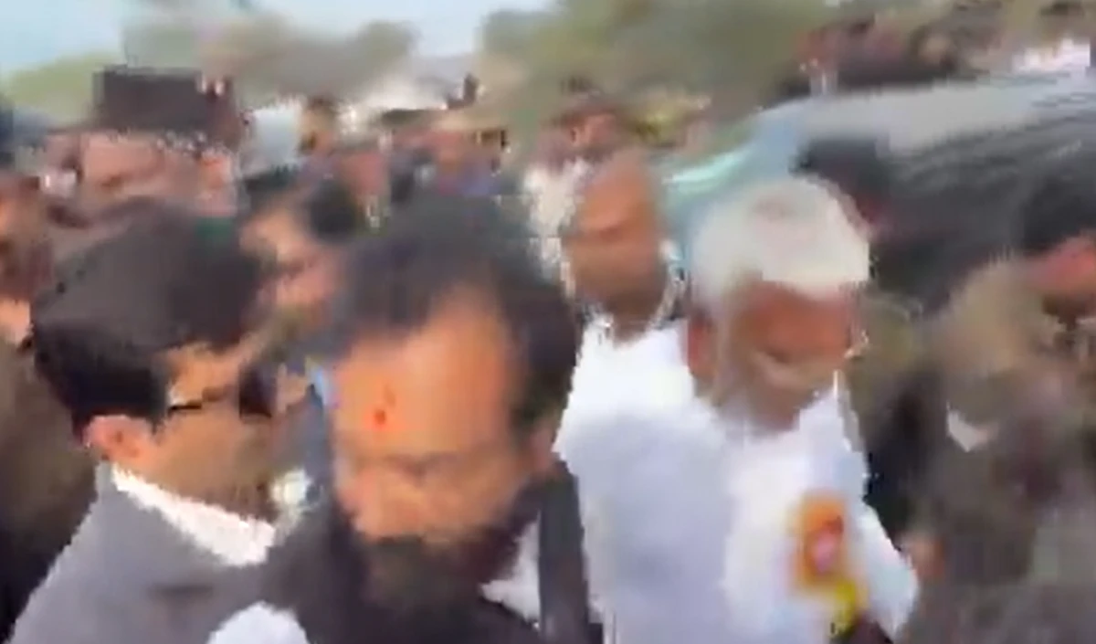 योगी सरकार के मंत्री स्वतंत्र देव से भिड़े BJP विधायक, अखिलेश का तंज- भाजपा के ‘डबल इंजन’ ही नहीं डिब्बे भी आपस में टकरा रहे हैं