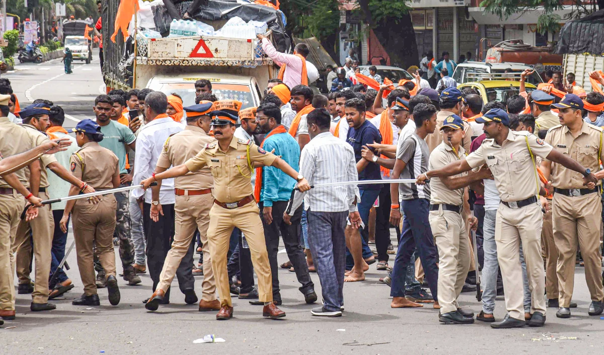 मराठा आरक्षण आंदोलन: हाई कोर्ट की फटकार के बाद मुंबई पुलिस का जरांगे को मैदान खाली करने का आदेश