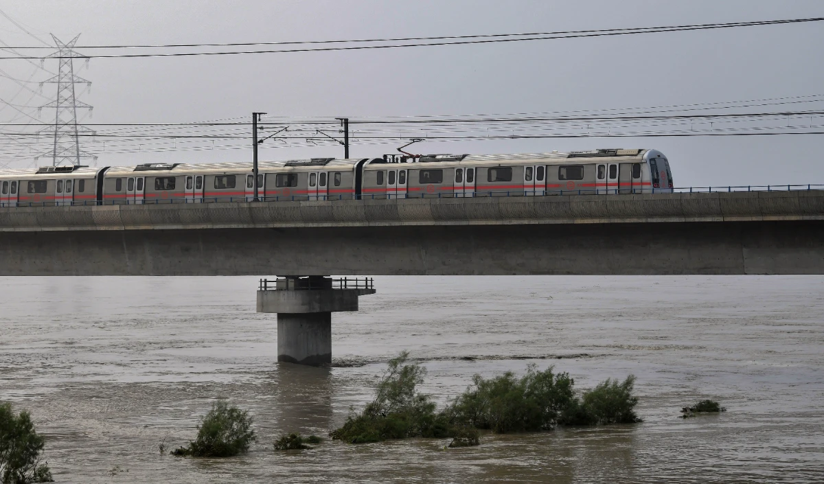 दिल्ली में यमुना खतरे के निशान के पार, निचले इलाकों में बाढ़ का मंडराया खतरा, अलर्ट जारी