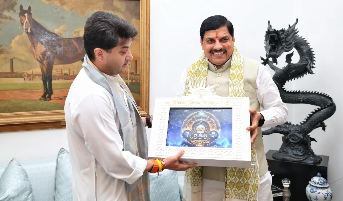 डबल इंजन सरकार के विकास पर चर्चा, सिंधिया ने CM मोहन की वैदिक घड़ी की सराहना की