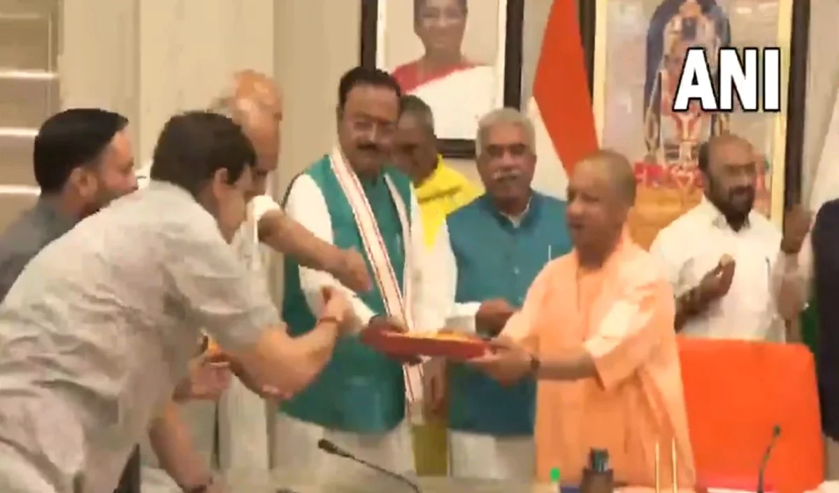 Cabinet बैठक से पहले CM Yogi ने बांटी मिठाई, BJP की Grand Victory का लखनऊ में Celebration