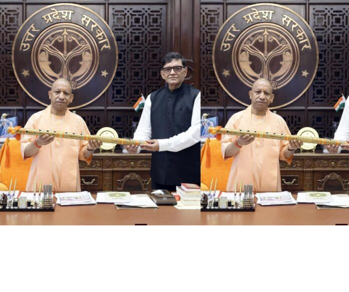 UP News: CM योगी से DM की मुलाकात, पीलीभीत के विकास कार्यों पर अहम चर्चा…