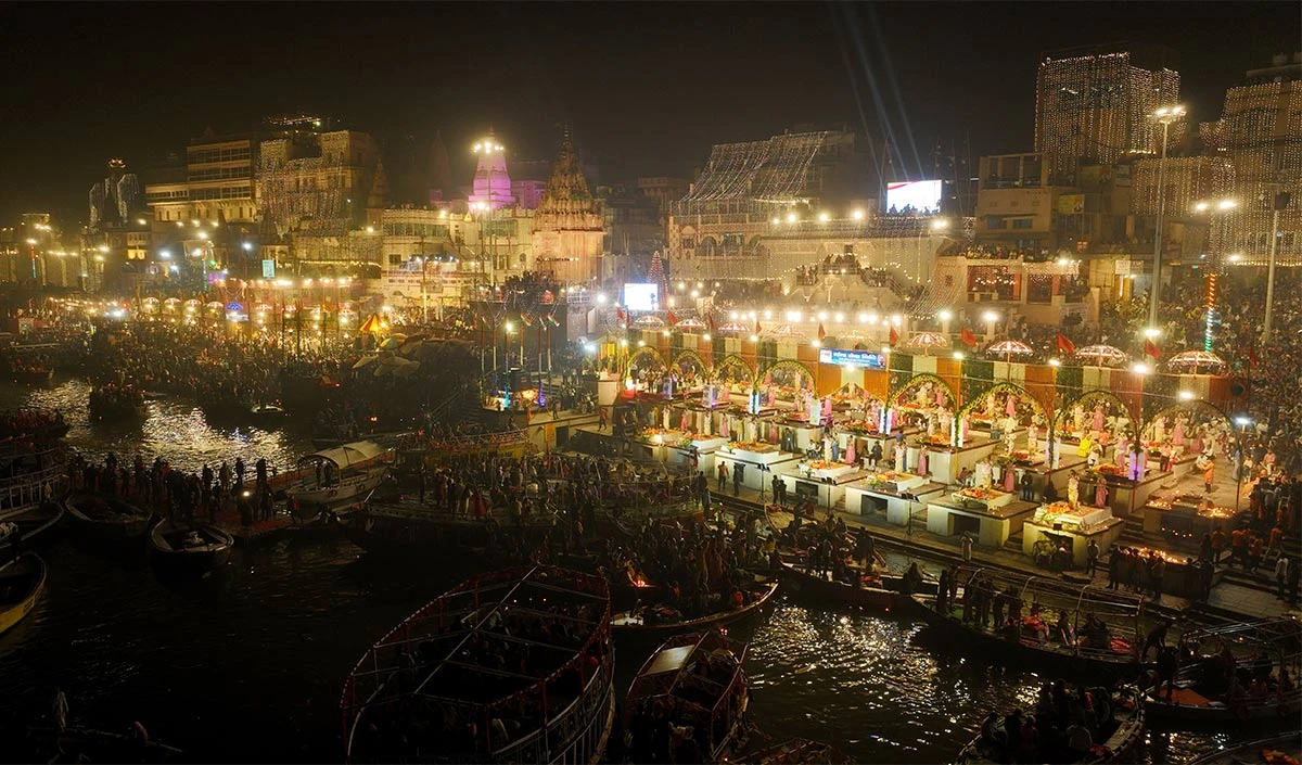 Dev Deepawali पर Varanasi के घाटों पर उमड़ा श्रद्धा का महासमुद्र, भव्यता-दिव्यता देख देवता भी हुए होंगे अभिभूत