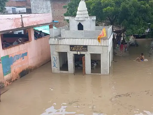 भदोही में खतरे के निशान के करीब पहुंची गंगा तटवर्ती इलाकों में सड़कों तक पहुंचने लगा पानी