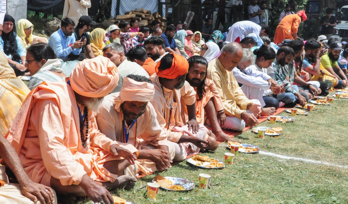 साधु-संतों ने हिंदु धार्मिक उत्सवों में उर्दू शब्दों को हटाने की वकालत की