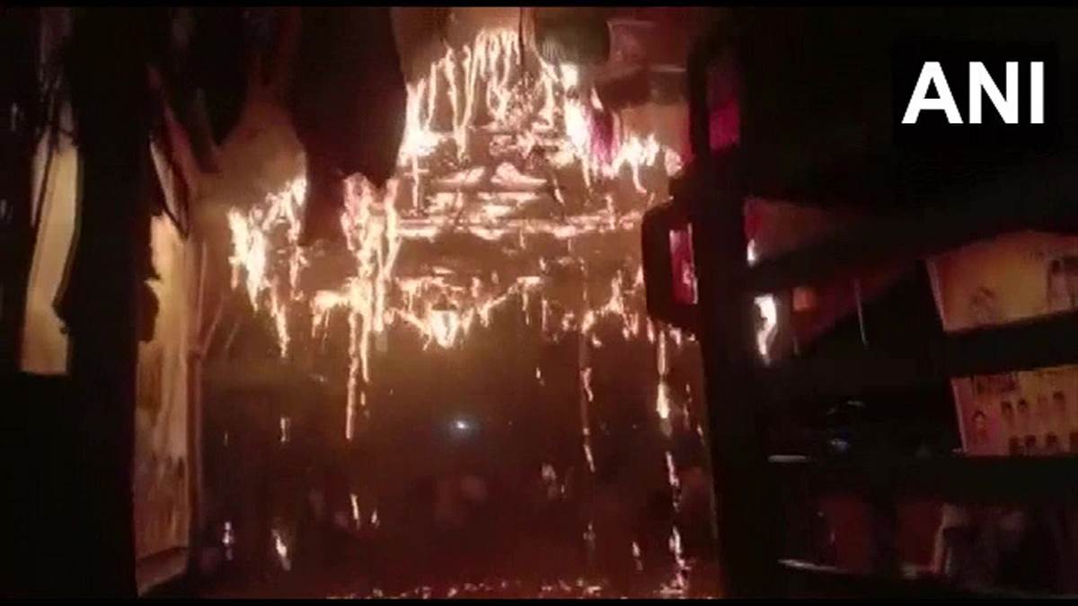 मदुरै के एक मंदिर में आग वाहनों के साथ दुकानें भी जलकर हुईं खाक
