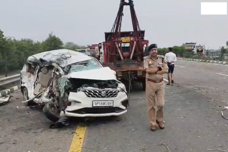उन्नाव में आगरा-लखनऊ एक्सप्रेसवे पर दर्दनाक हादसा, कार को टक्कर मार खाई में गिरी स्लीपर बस 5 की मौत
