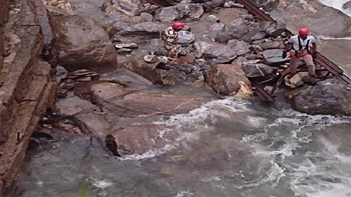 ब्रिज से फोटो क्लिक करते हुए नदी में गिरा पटना का पर्यटक लापता ड्राइवर का शव बरामद