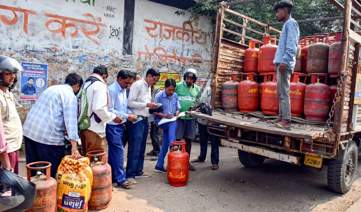 LPG Cylinder की Booking को लेकर सरकार की अपील, West Asia संकट में घबराएं नहीं, आपूर्ति सामान्य