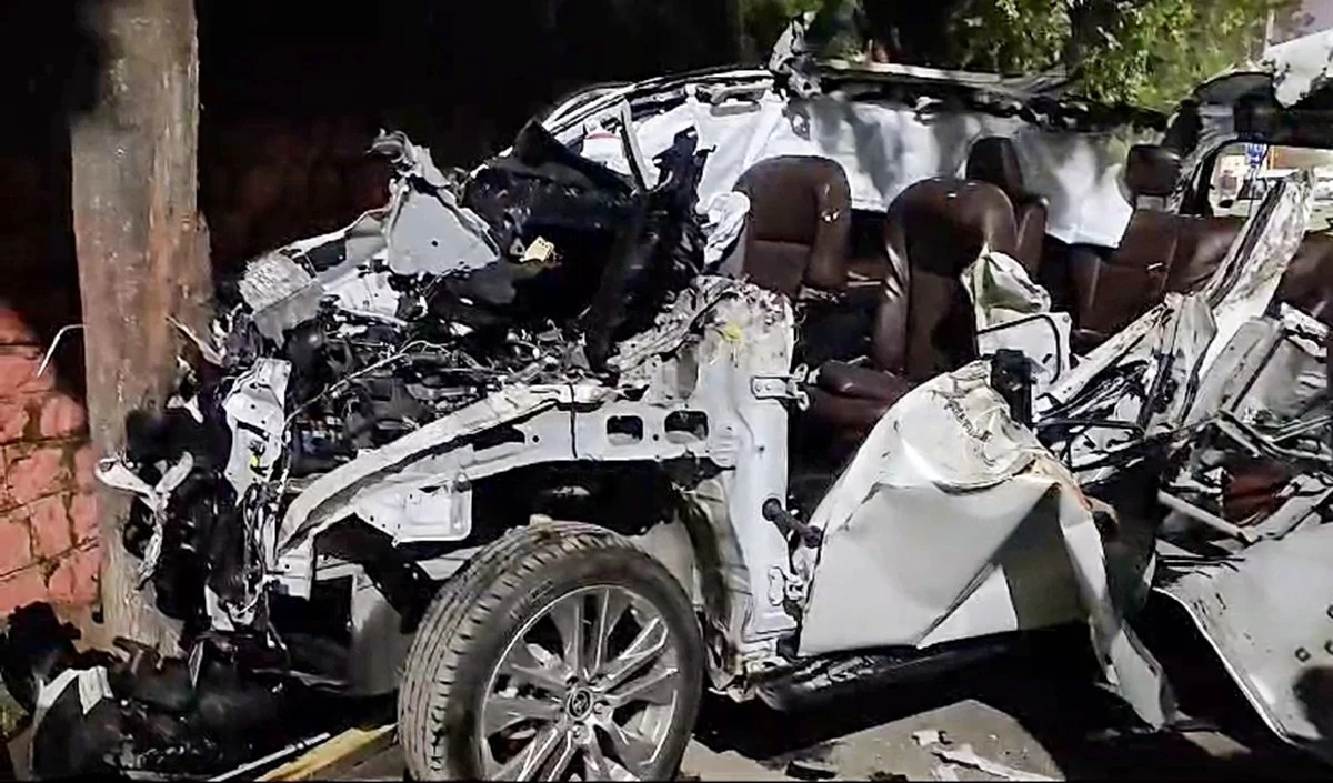 अनियंत्रित वाहन पलटा : दो लोगों की मौत, कई घायल