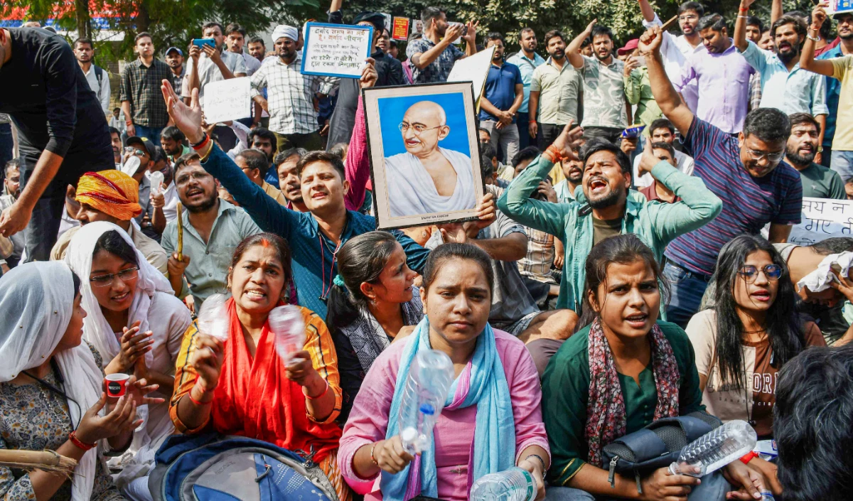 योगी सरकार ने दिखाया बड़ा दिल, प्रयागराज में आंदोलन कर रहे छात्रों की मांग पूरी, परीक्षा को लेकर किया बड़ा ऐलान