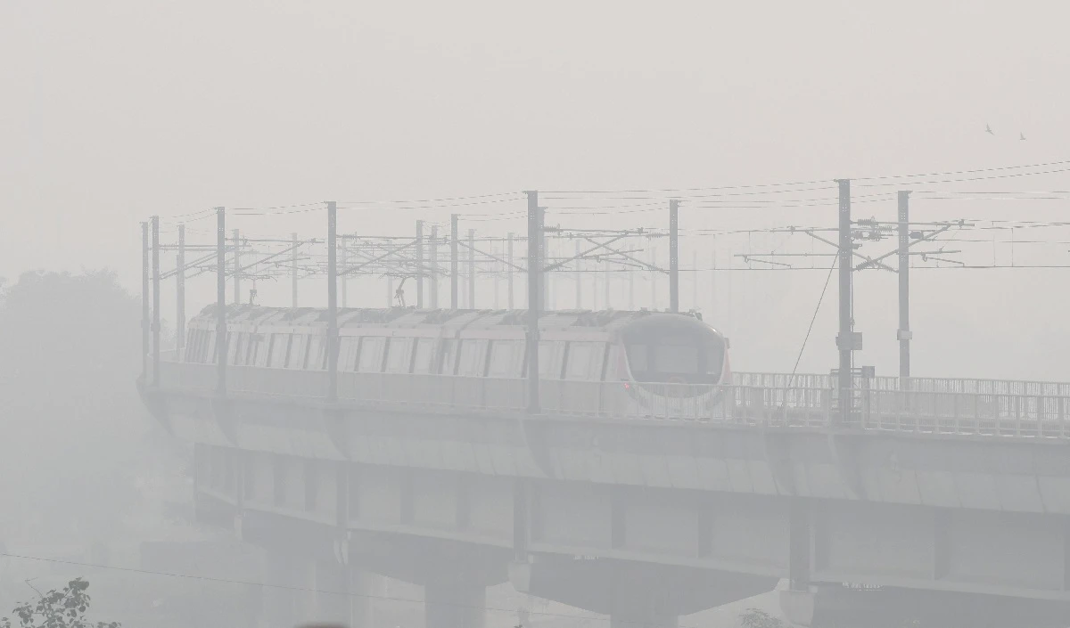 दिल्ली-NCR में फिर छाया प्रदूषण का कहर, IGI Airport पर प्रभावित हुई विजिबिलिटी, इन वाहनों के प्रवेश पर रहेगी रोक