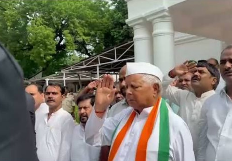 पटना में RJD कार्यालय पर लहराया तिरंगा, स्वतंत्रता दिवस समारोह में शामिल हुए लालू यादव