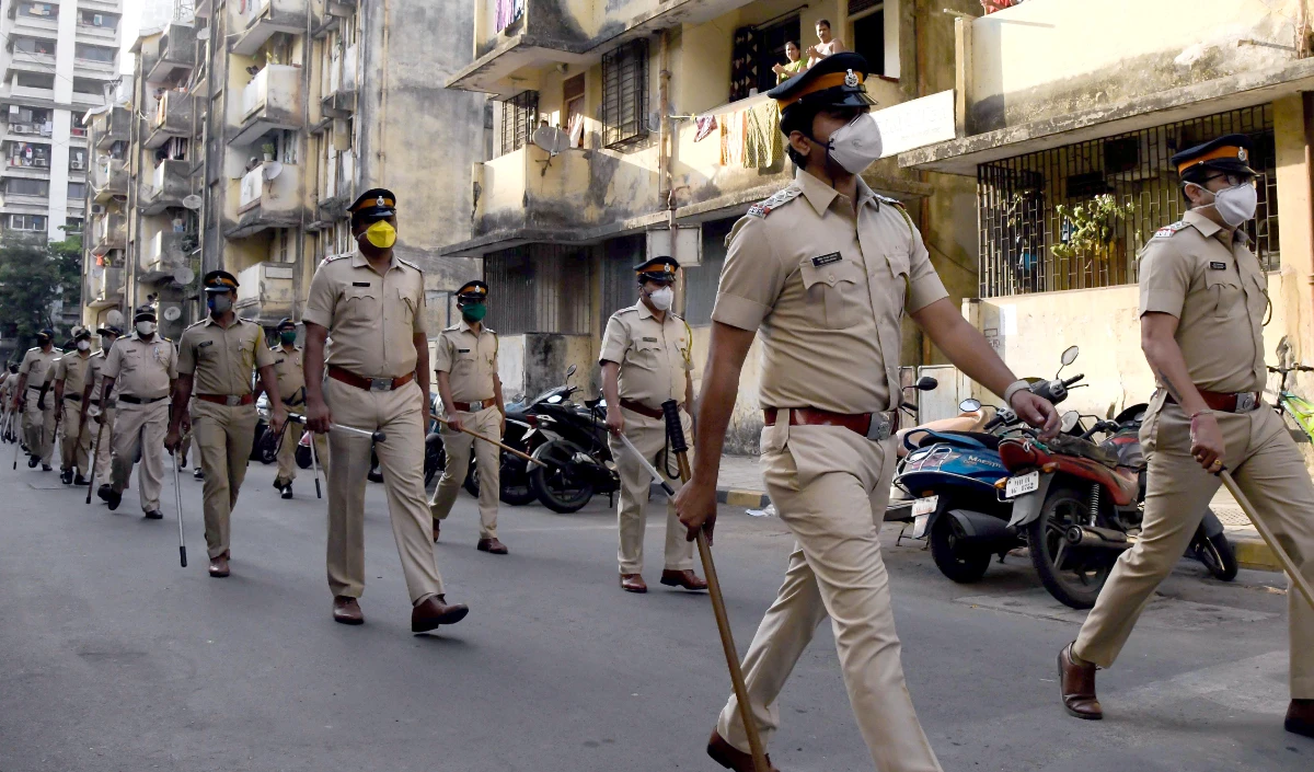 सड़क पर बाइकों की मामूली टक्कर के बाद जमकर हुई चाकूबाजी, शहर में हिंसा, भारी पुलिस बल तैनात... ये है मऊ कांड के पीछे की कहानी