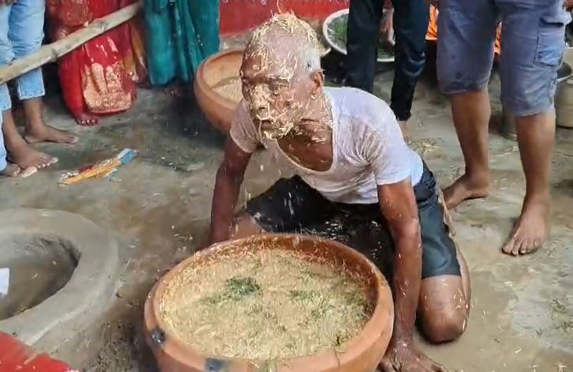 महराजगंज: 70 साल के बुजुर्ग में महिषासुर का साया? भूसे की नाद में मुंह डालकर चबाने लगे चारा