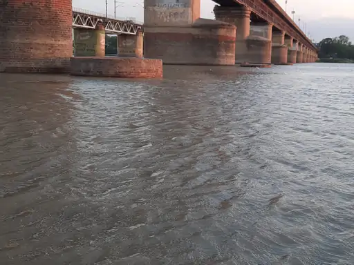 पानी बढ़ने से डूबे पंडों के तख्त श्रद्धालुओं की सुरक्षा के लिए लगाई गई बांस-बल्लियां पुलिस सतर्क