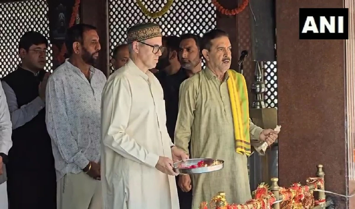  माता खीर भवानी मंदिर पहुंचे सीएम उमर अब्दुल्ला, जल चढ़ाया, फूल भी किए अर्पित