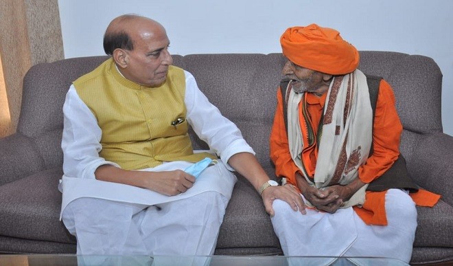 107 वर्षीय भाजपा कार्यकर्ता से मिले रक्षामंत्री राजनाथ सिंह जनसंघ के समय से पार्टी से जुड़े रहे हैं