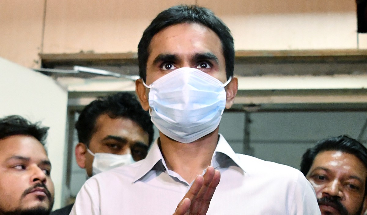 नवाब मलिक का आरोप, एनसीबी निदेशक समीर वानखेड़े 70 हजार रुपये की कमीज पहनते हैं