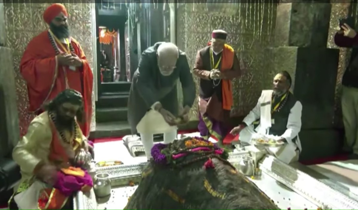 प्रधानमंत्री मोदी केदारनाथ पहुंचे, मंदिर में पूजा अर्चना की, रुद्राभिषेक भी किया