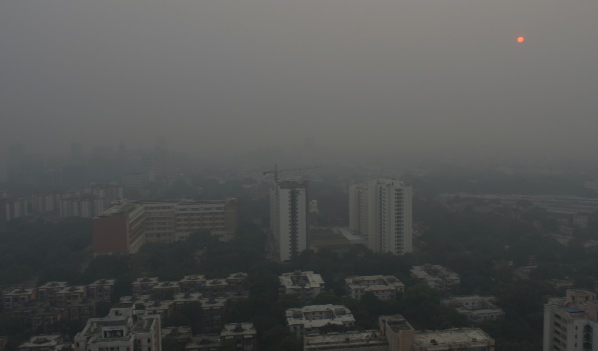 दिल्ली की वायु गुणवत्ता गंभीर श्रेणी मौजूद, शहर में धुंध की मोटी चादर बिछी