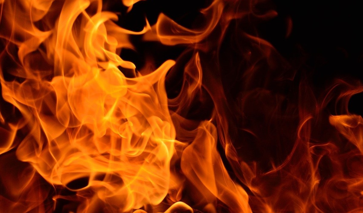 दिल्ली में एक मकान में लगी भीषण आग, 12 साल के बच्चे की झुलसकर मौत