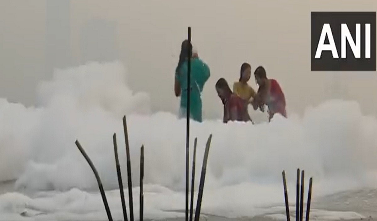 छठ पूजा में भक्तों ने यमुना नदी के जहरीले बुलबुले झाग में लगाई डुबकी, देखिए वीडियो