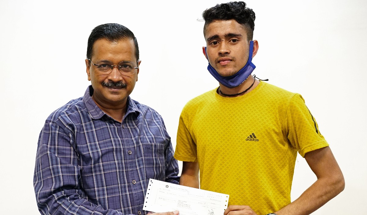 केजरीवाल ने रिक्शा चालक के खिलाड़ी बेटे को वित्तीय सहायता दी