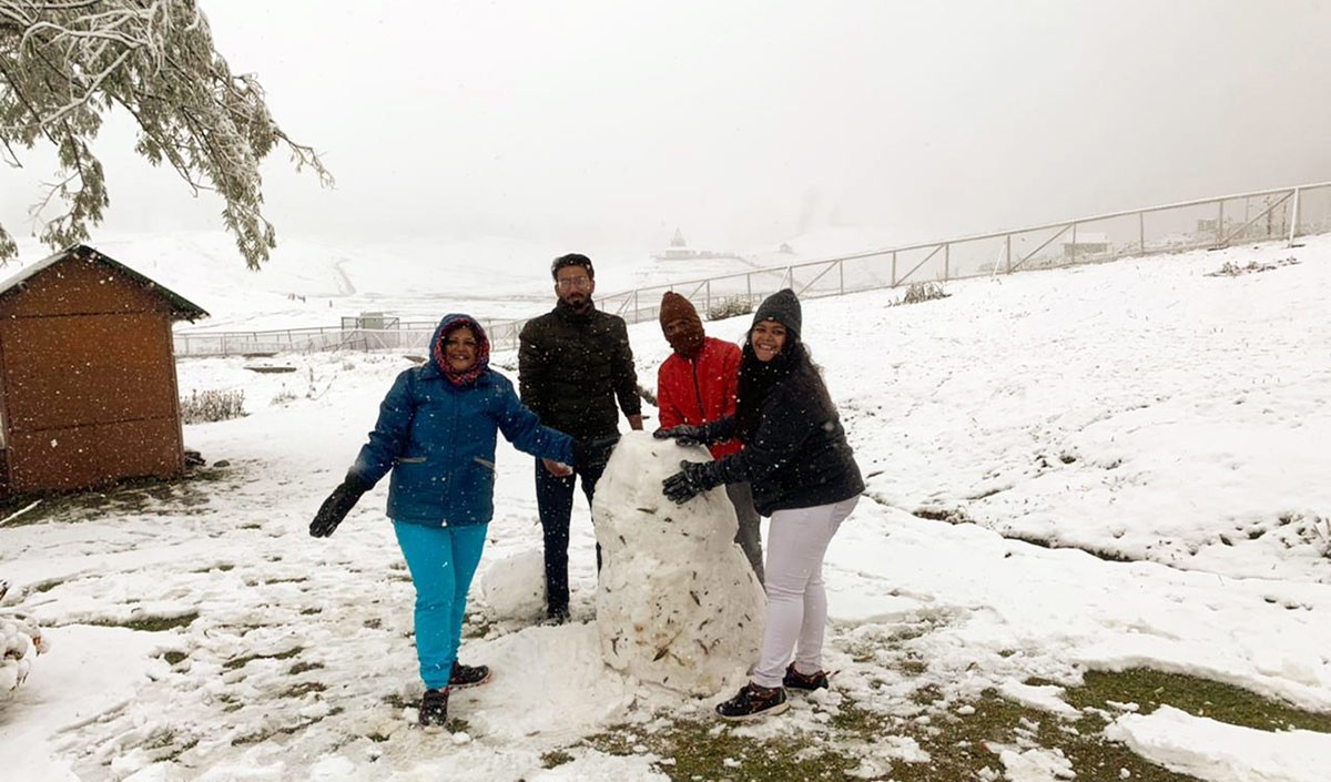 श्रीनगर में मौसम का मजा लेने आ रहे पर्यटक, भयंकर ठंड से गर्म कपड़ों और कांगड़ी की माँग बढ़ी