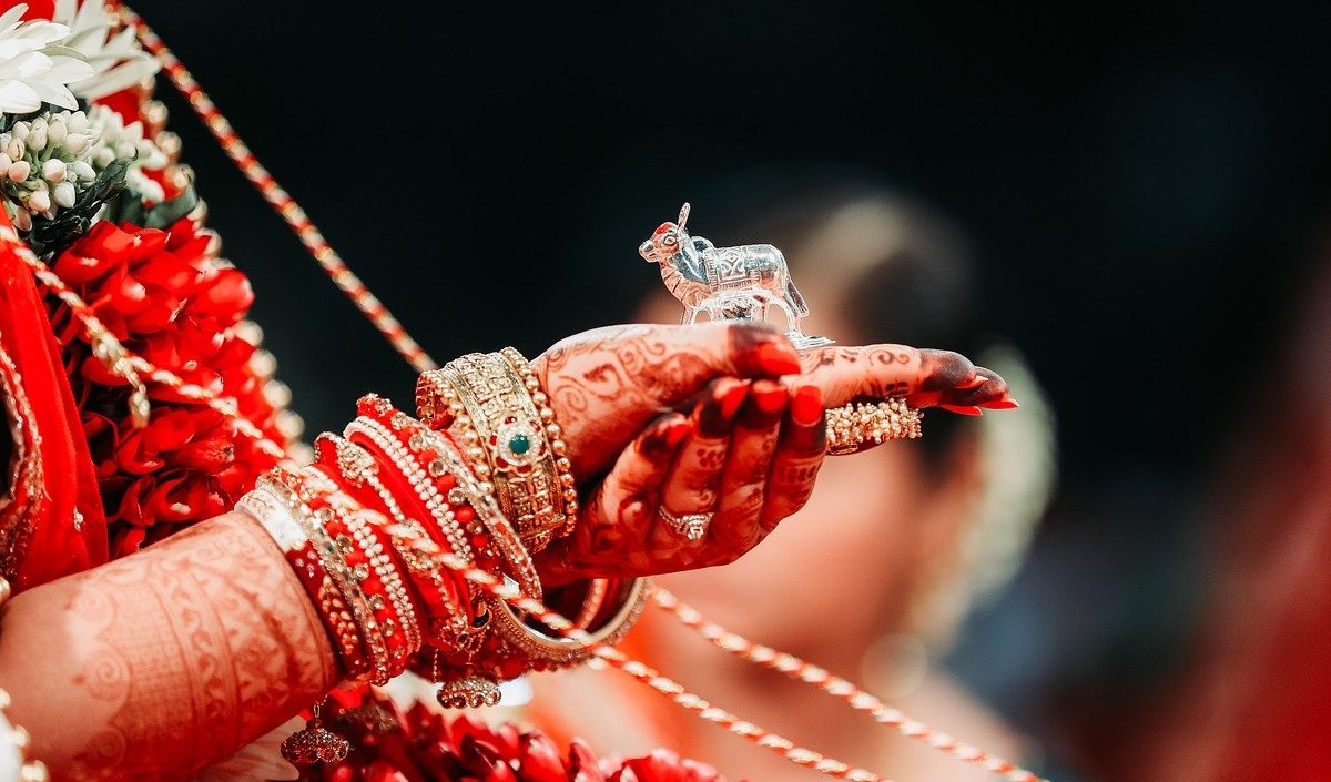 एक प्यार ऐसा भी जेल में पता चला प्रेमिका है 8 माह की गर्भवती तो प्रेमी ने रचाई शादी