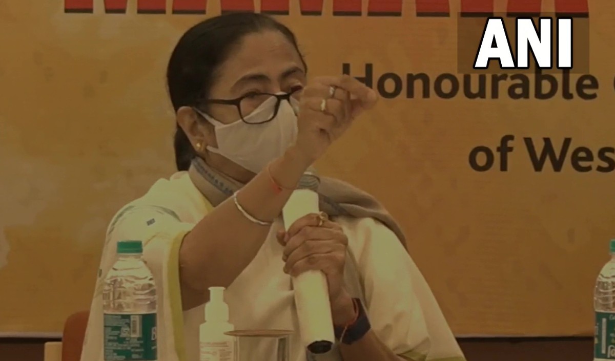 पश्चिम बंगाल की मुख्यमंत्री ममता बनर्जी ने बैठे-बैठे गाया राष्ट्रगान भाजपा ने करायी शिकायत दर्ज