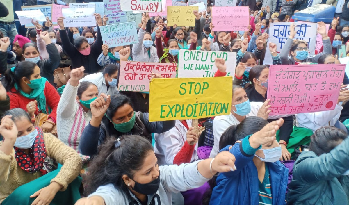 बर्खास्त एन.एच.एम कर्मचारियों को बहाल करने की मांग को लेकर संयुक्त कर्मचारी मोर्चा ने किया प्रदर्शन