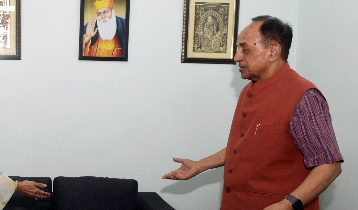 न ही प्रधानमंत्री और न ही वित्त मंत्री को अर्थशास्त्र की समझ है : स्वामी