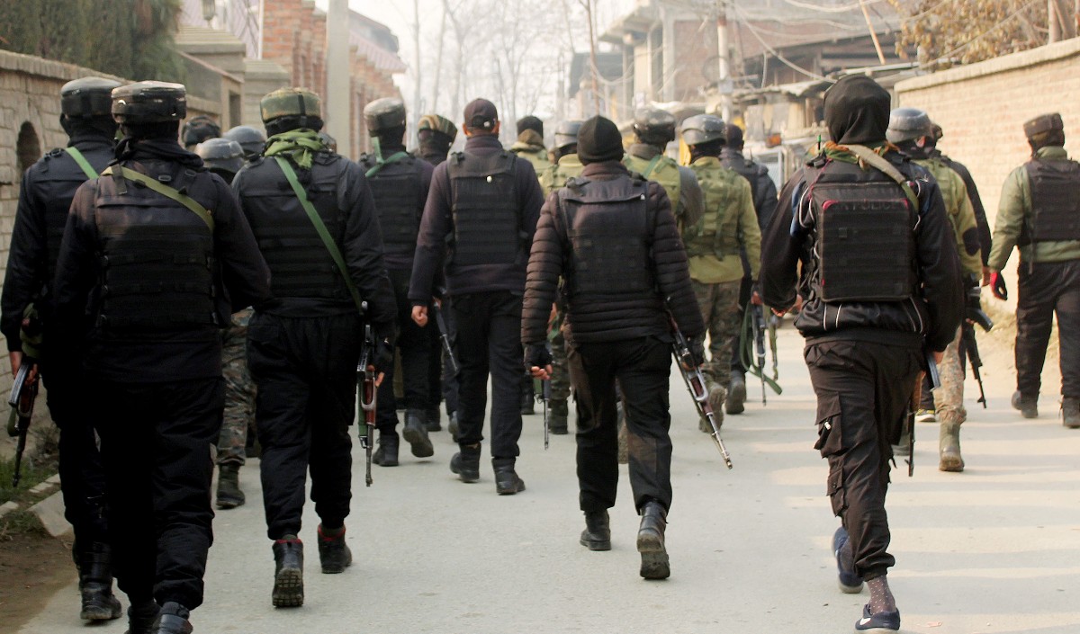 जम्मू कश्मीर के पुलवामा में मुठभेड़ में एक आतंकवादी ढेर