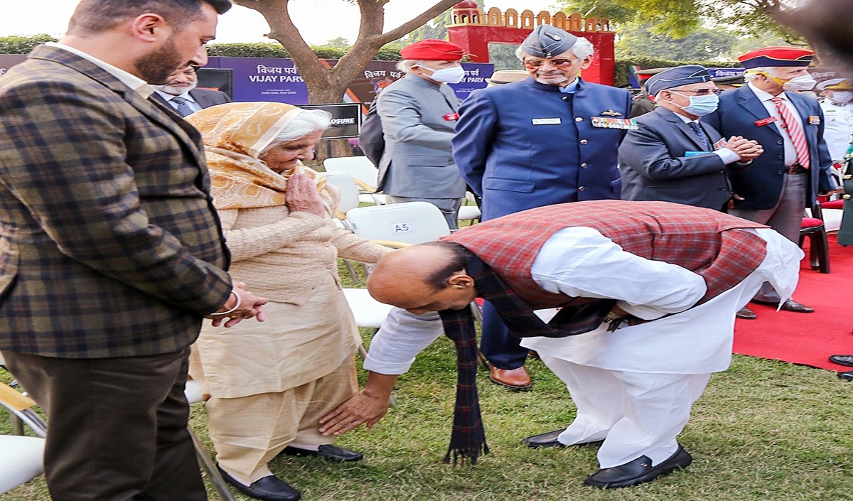 राजनाथ ने 1971 की जंग में शामिल पूर्व सैनिक की पत्नी के पैर छुए