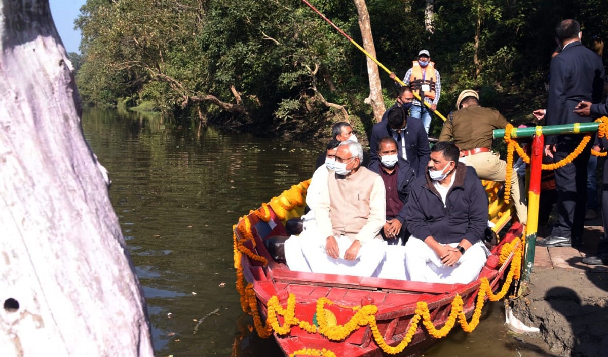 नीतीश ने वन क्षेत्र वाल्मीकि नगर में कैबिनेट बैठक की