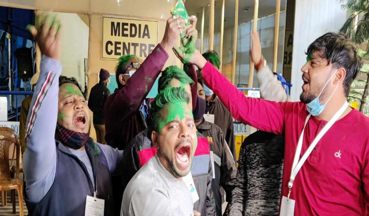 तृणमूल ने 144 में से 134 सीट जीत कर कोलकाता नगर निगम की सत्ता लगातार तीसरी बार हासिल की