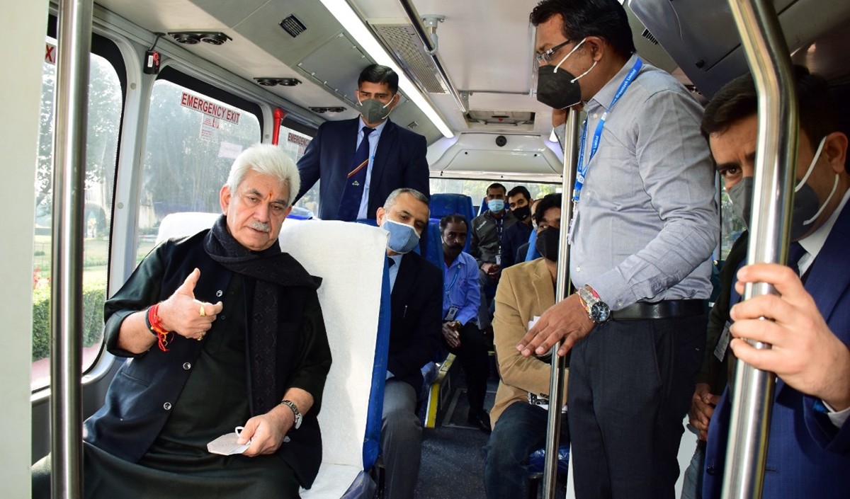 संभावित तीसरी लहर को रोकने के लिए सक्रिय भागीदारी की जरूरत : जम्मू कश्मीर के उपराज्यपाल