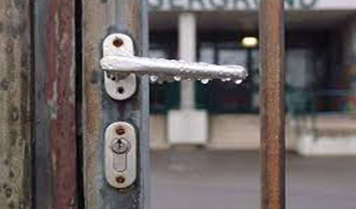 अध्यापकों के रिक्त पदों के विरोध में ग्रामीणों ने स्कूल में जड़ा ताला