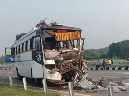 सुल्तानपुर में पूर्वांचल एक्सप्रेस-वे पर हादसा यात्रियों को लेकर जा रही प्राईवेट बस DCM से टकराई