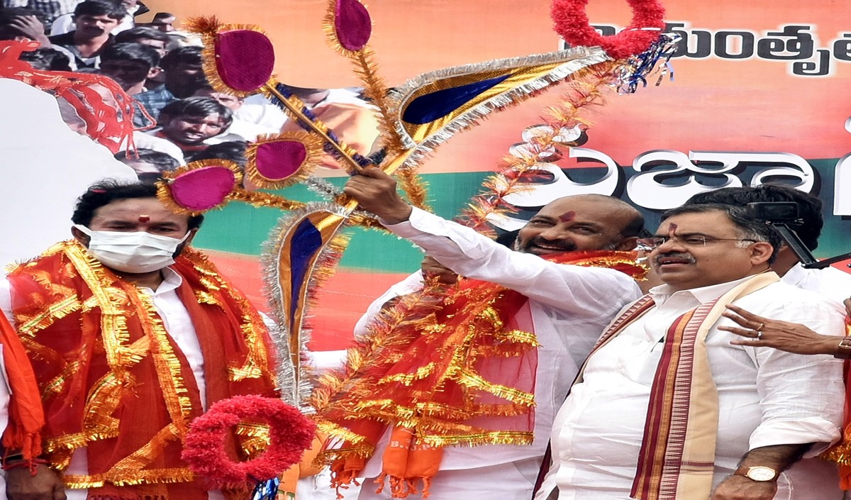 तेलंगाना भाजपा प्रमुख को पुलिस ने हिरासत में लिया