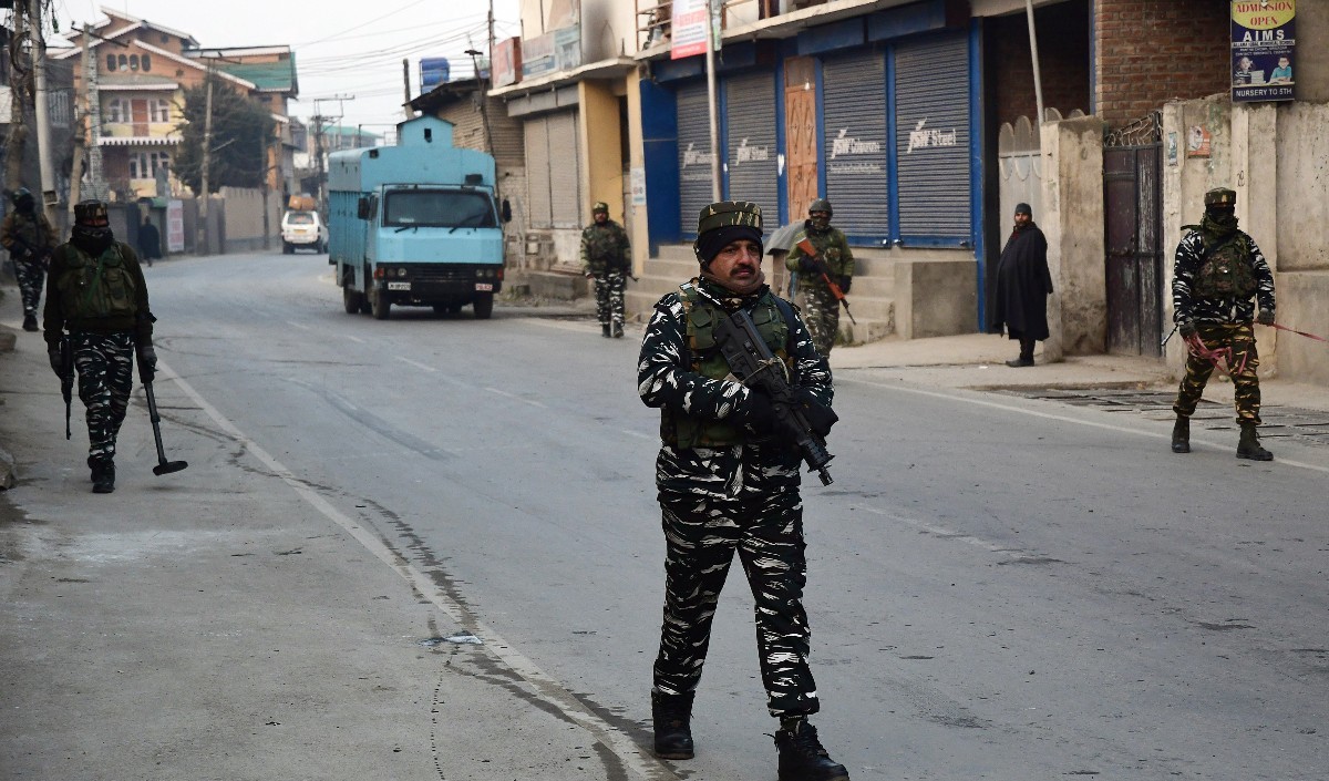 जम्मू कश्मीर में सुरक्षाबलों और आतंकवादियों के बीच मुठभेड़ लोगों की भीड़ में छिपे आतंकी