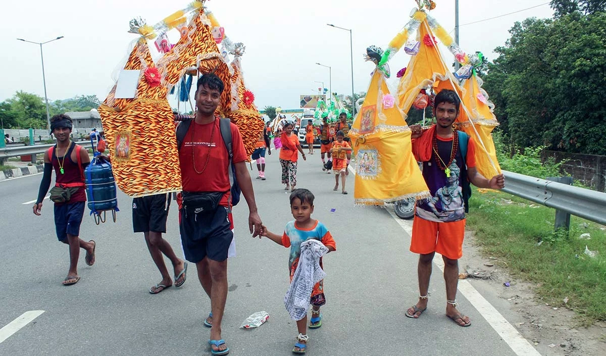 उप्र : कांवड़ यात्रा मार्ग पर मांस के टुकड़े मिलने से सनसनी, प्रशासन ने सफाई कर करायी पुष्प वर्षा