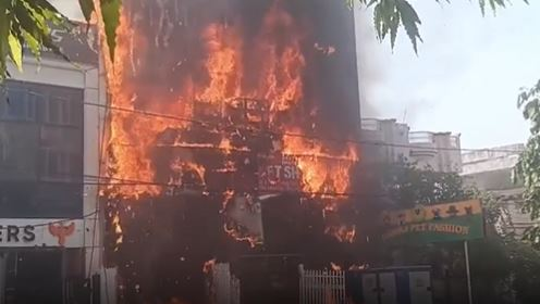 लखनऊ के पुरनिया में भीषण अग्निकांड, दुकान से भड़की लपटें कोचिंग सेंटर तक पहुंचीं, जान बचाने के लिए छज्जे से कूदे लोग