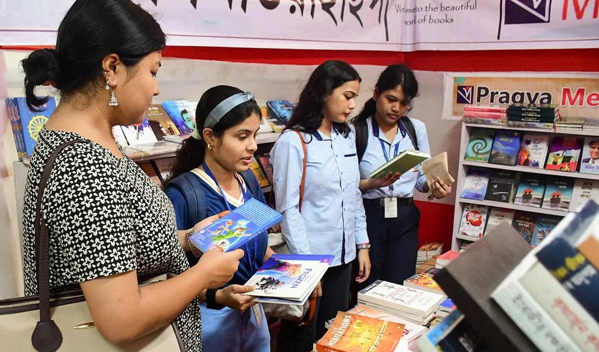 पुस्तकें हैं जीवन का दीप, समाधान का सेतु