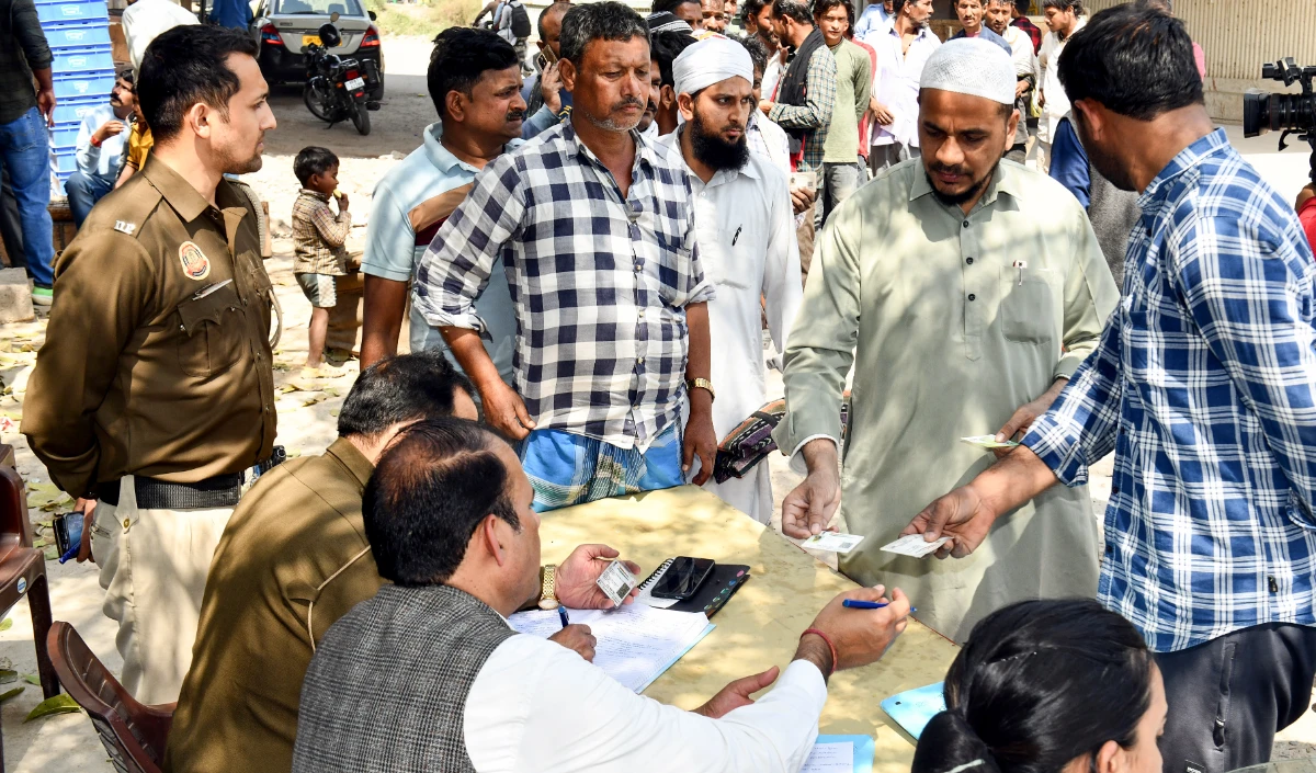 दिल्ली पुलिस ने 121 अवैध बांग्लादेशी अप्रवासियों को पकड़ा, डिटेंशन सेंटर भेजा गया